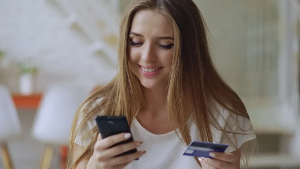 Pembeli berbelanja di toko dengan aplikasi Shopify yang tepat