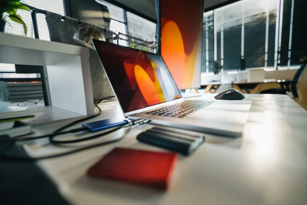 Ruang kerja dengan perangkat penyimpanan untuk backup website