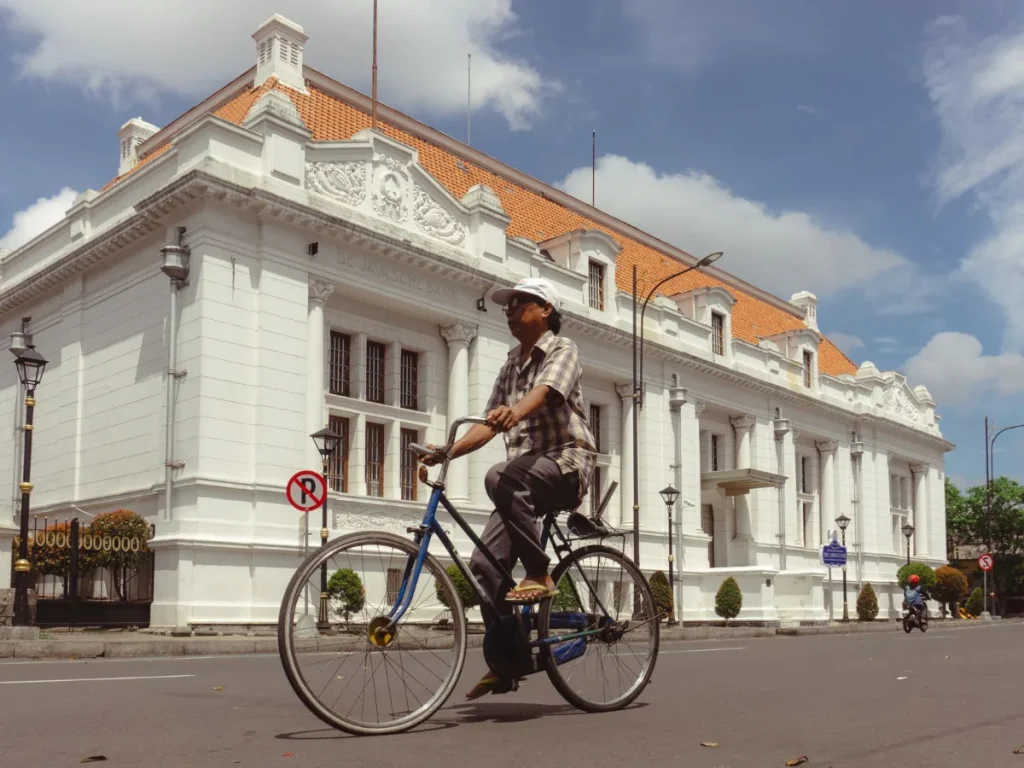 Bangunan bersejarah di Surabaya dengan pesepeda