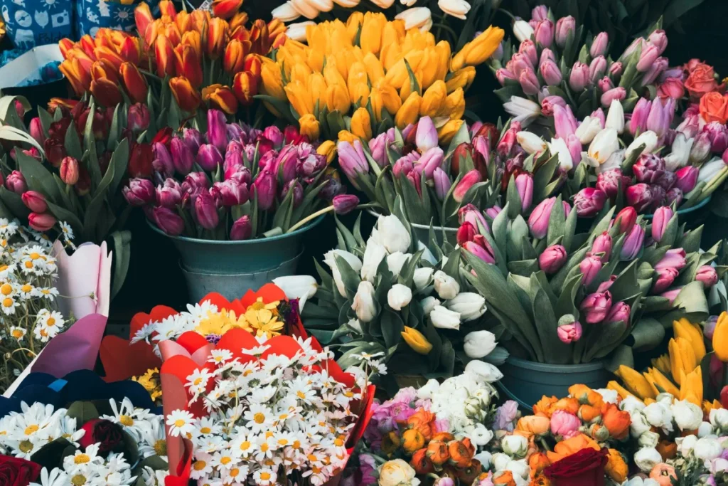 Buket bunga warna-warni yang ditampilkan di katalog website florist