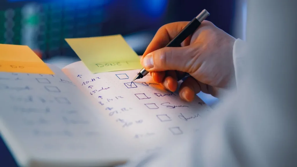 Mencatat poin checklist redesign website