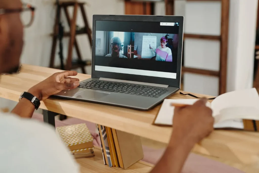Peserta mengikuti webinar dari contoh landing page pendaftaran