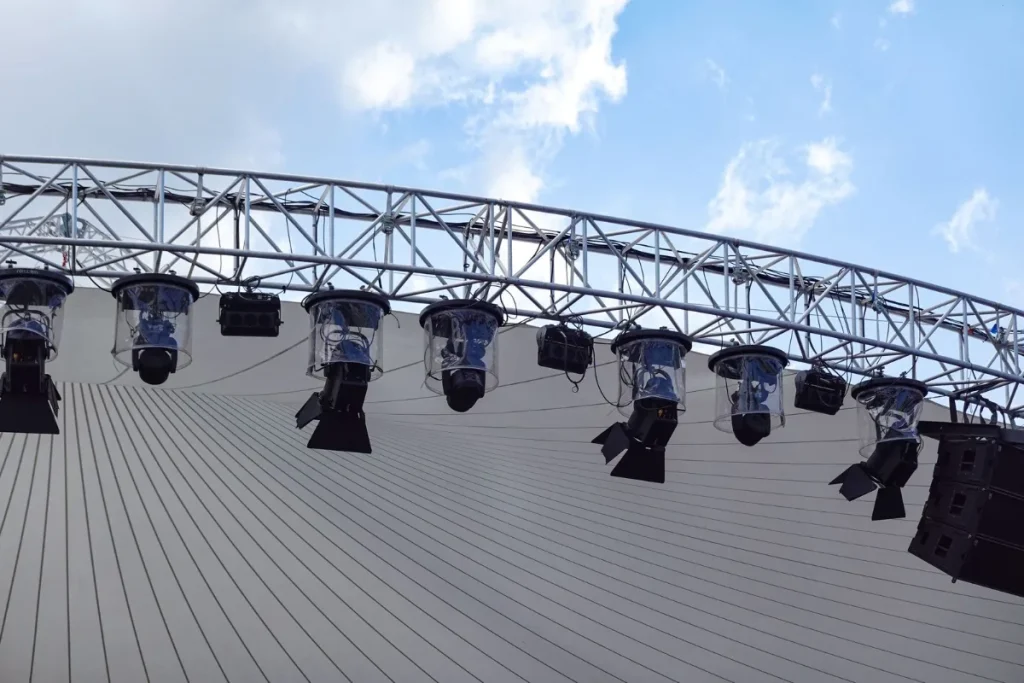 Panggung konser dengan pencahayaan yang ditangani event organizer