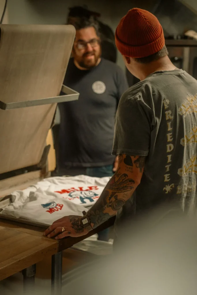 Proses sablon kaos di percetakan