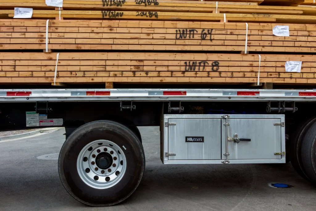 Truk flatbed untuk layanan towing mobil