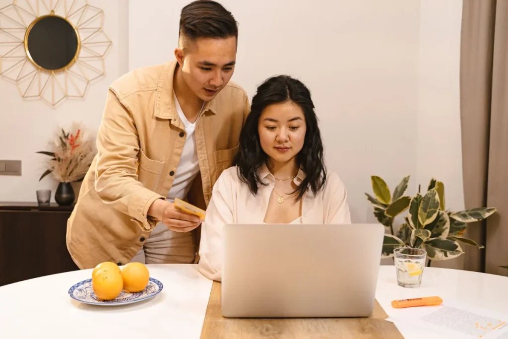 Tim mendiskusikan penawaran dan kebutuhan website di depan laptop
