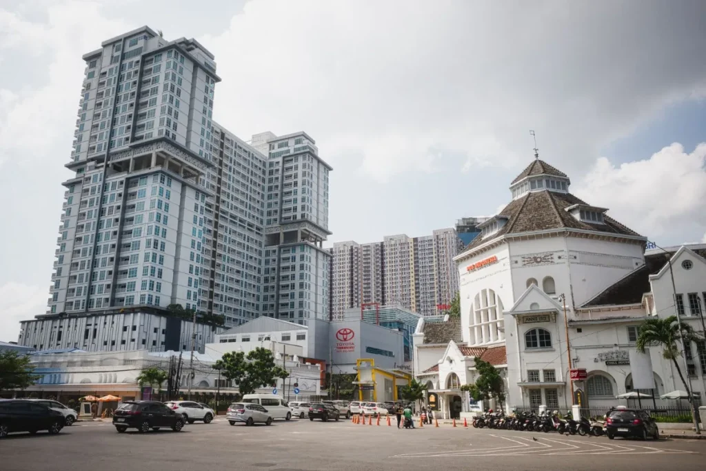 Gedung modern dan bangunan bersejarah di Medan