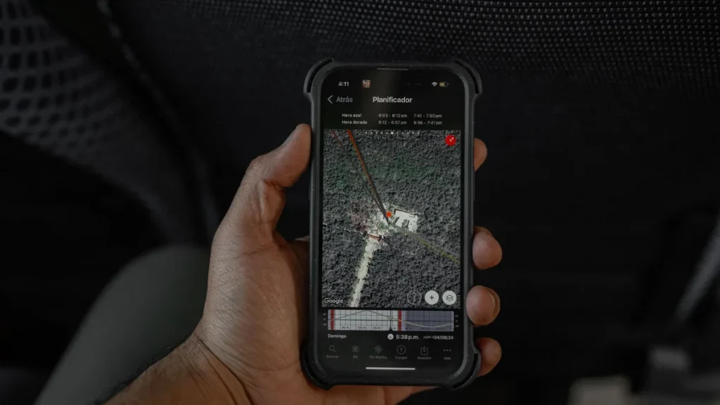 Pelanggan mencari bisnis lokal lewat Google Maps di smartphone