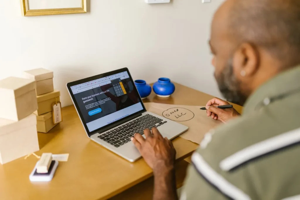 Harga website builder, pemilik usaha menghitung anggaran di laptop