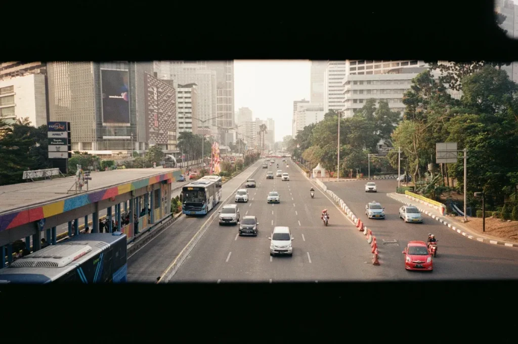 Suasana jalan kota sebagai gambaran pasar harga website Jakarta