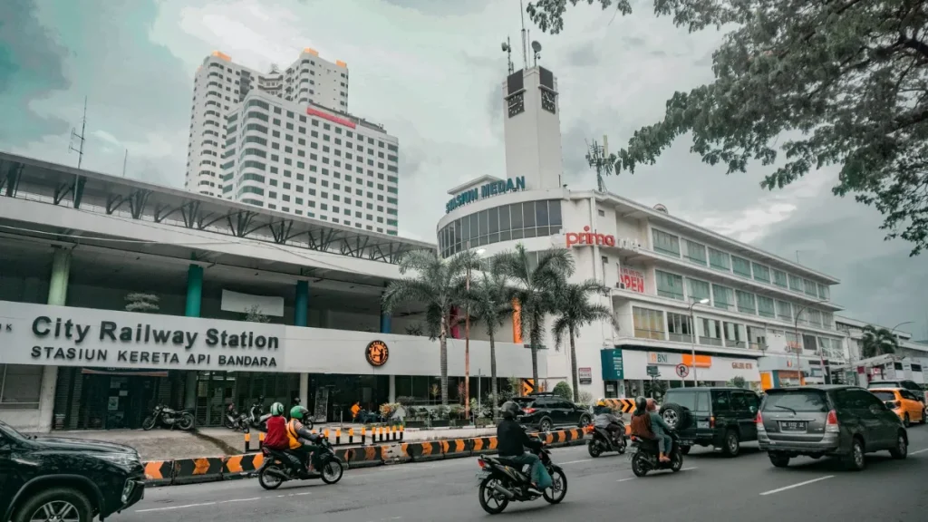 Lalu lintas jalan kota di Medan