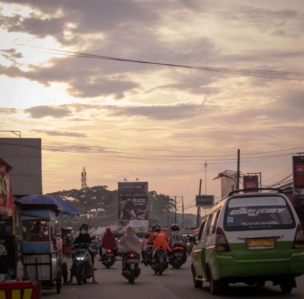 Jalan di Tangerang saat sore, gambaran pencarian layanan terdekat
