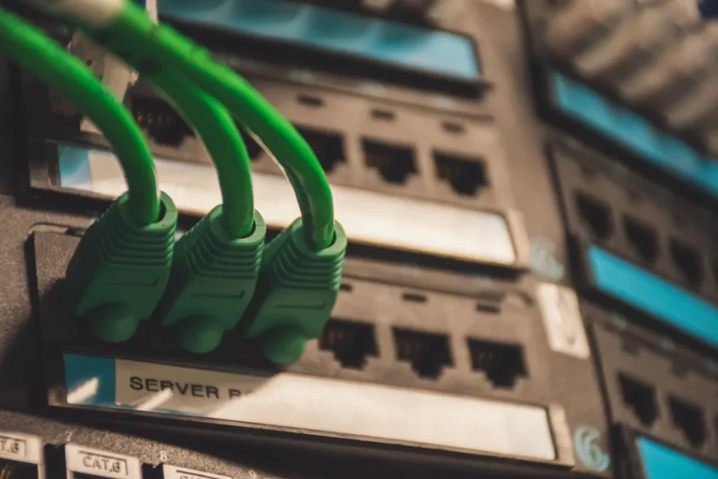 Jenis hosting website di ruang server data center