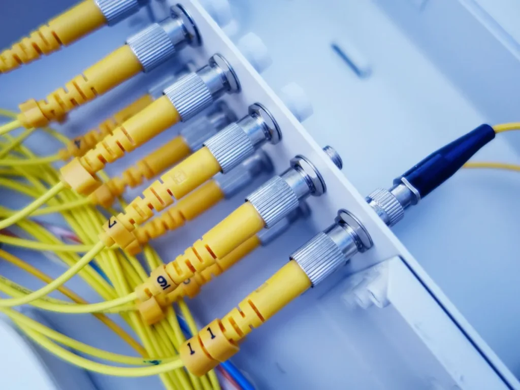 Jaringan fiber optik sebagai ilustrasi integrasi API antarsistem