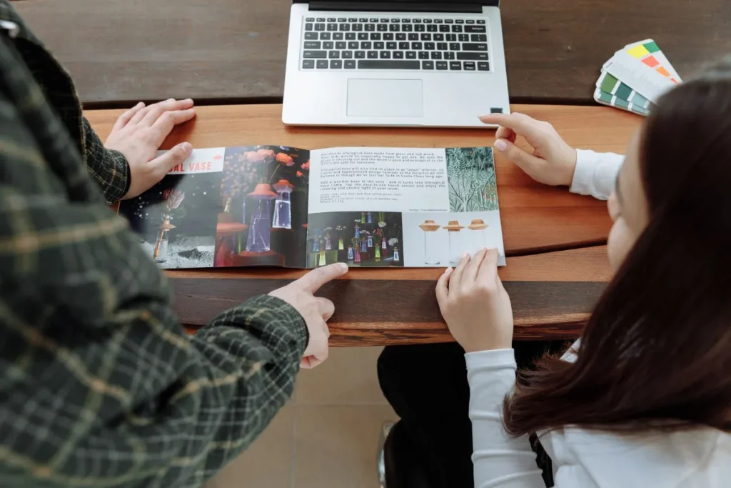 Rekan kerja membahas brosur company profile PDF