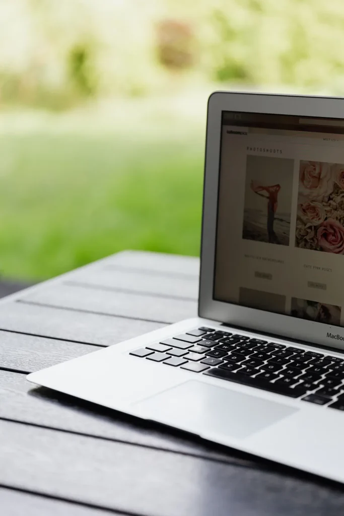 Website yang sudah online dibuka di laptop