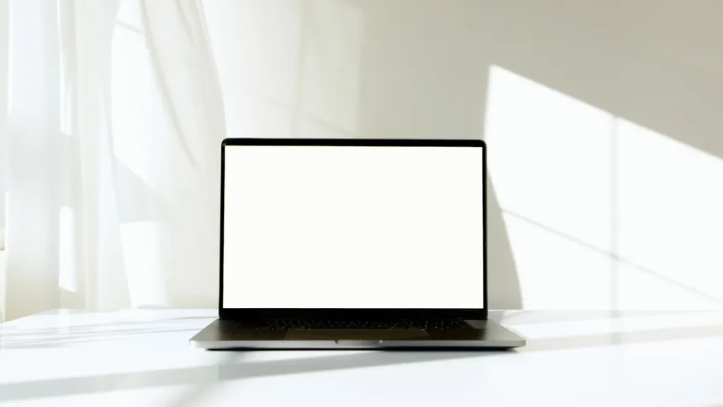 Memilih template website, tampilan mockup situs di layar laptop