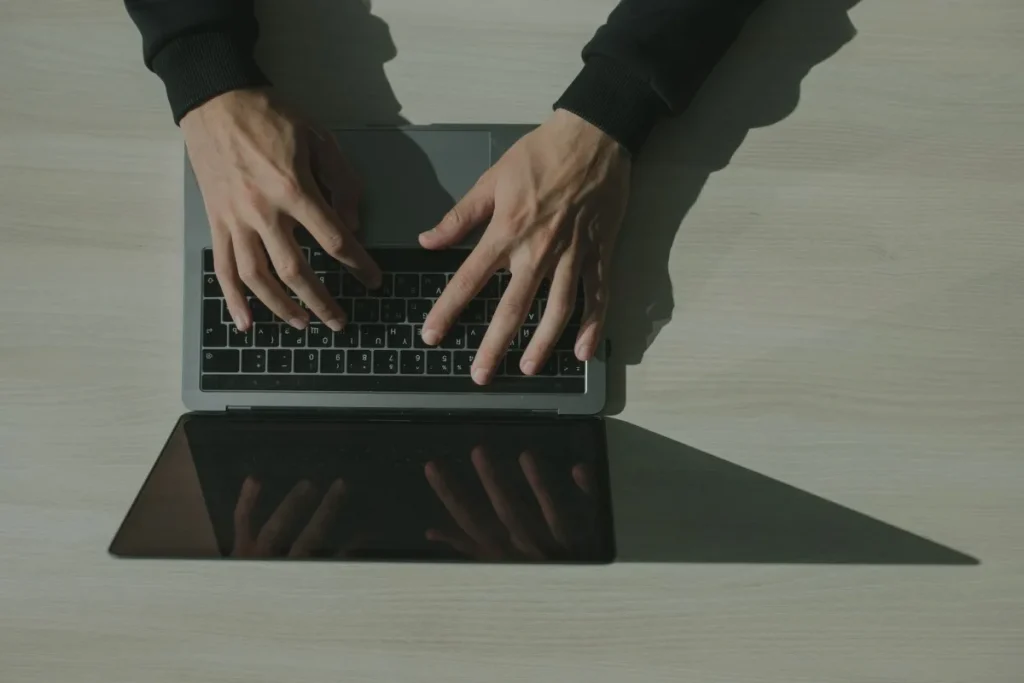 Mengetik email bisnis berbasis domain perusahaan