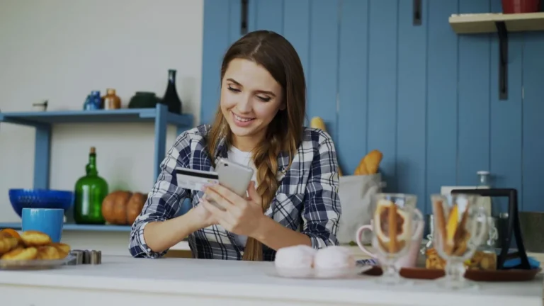 Pembeli berbelanja online dan membayar lewat payment gateway toko online