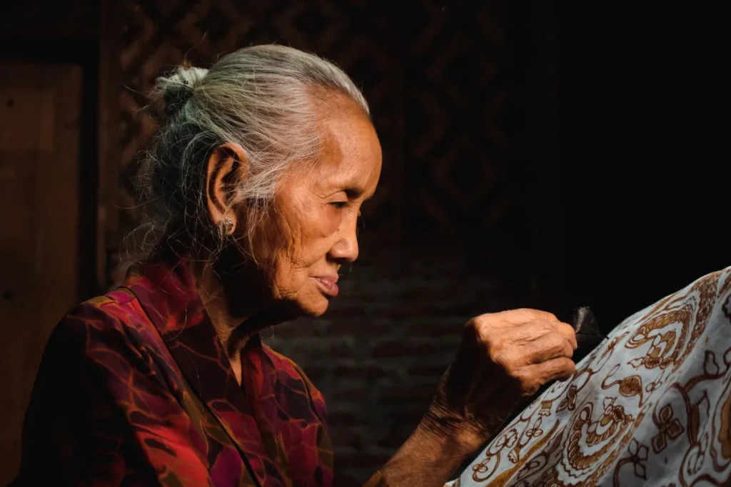 Pengrajin batik tradisional sedang membatik