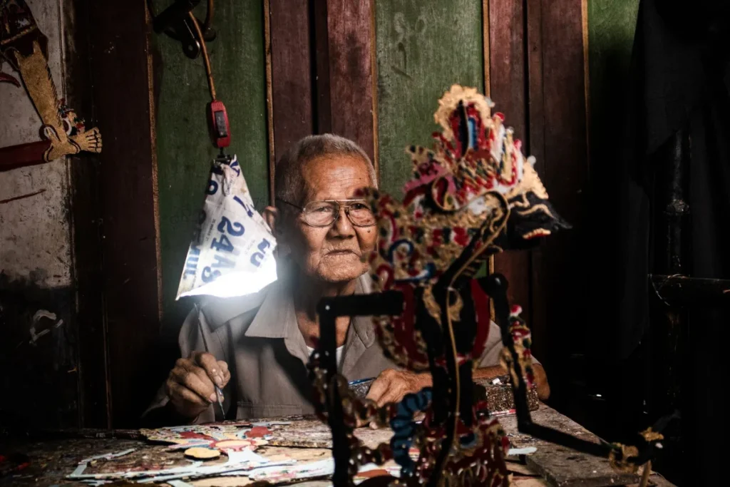 Pengrajin wayang di Yogyakarta, contoh UMKM kerajinan