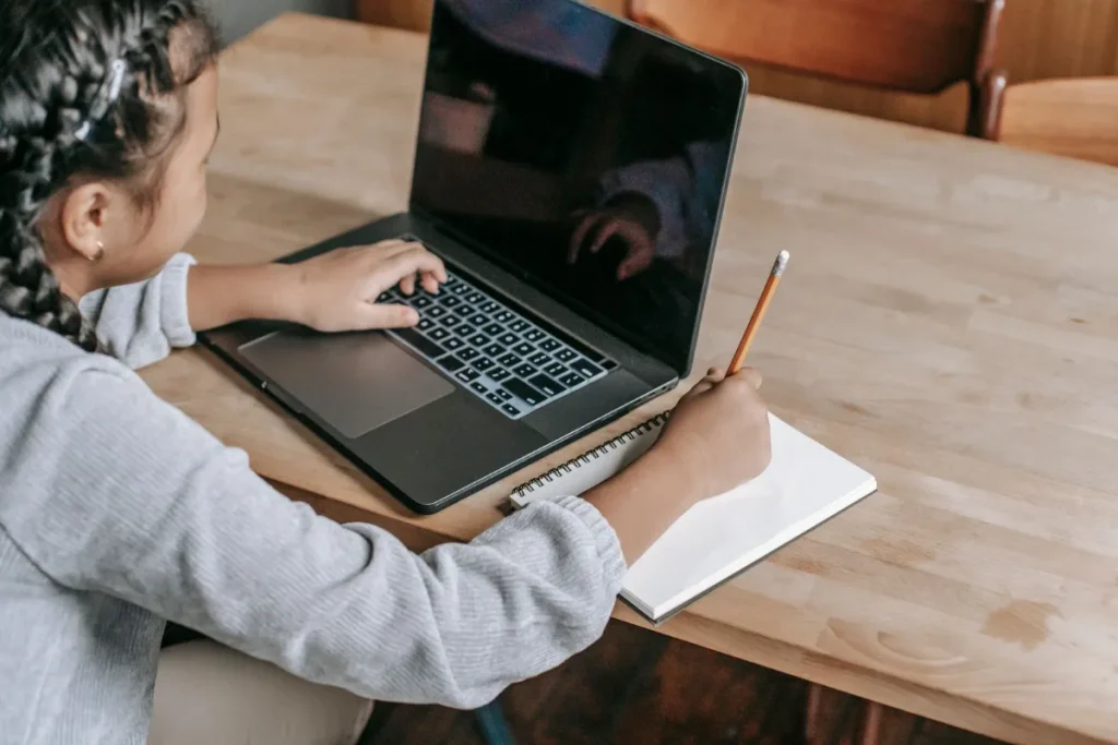 Peserta mencatat materi dari platform e-learning