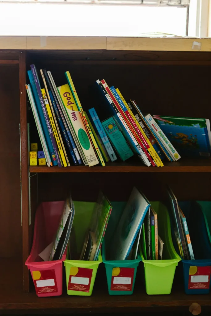 Buku pelajaran di ruang kelas bimbel