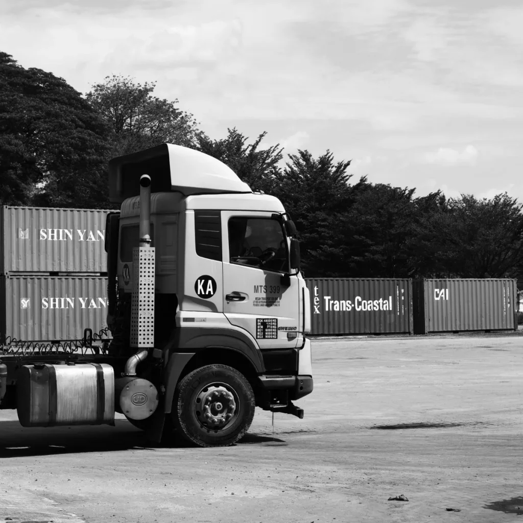Truk logistik pengangkut kontainer