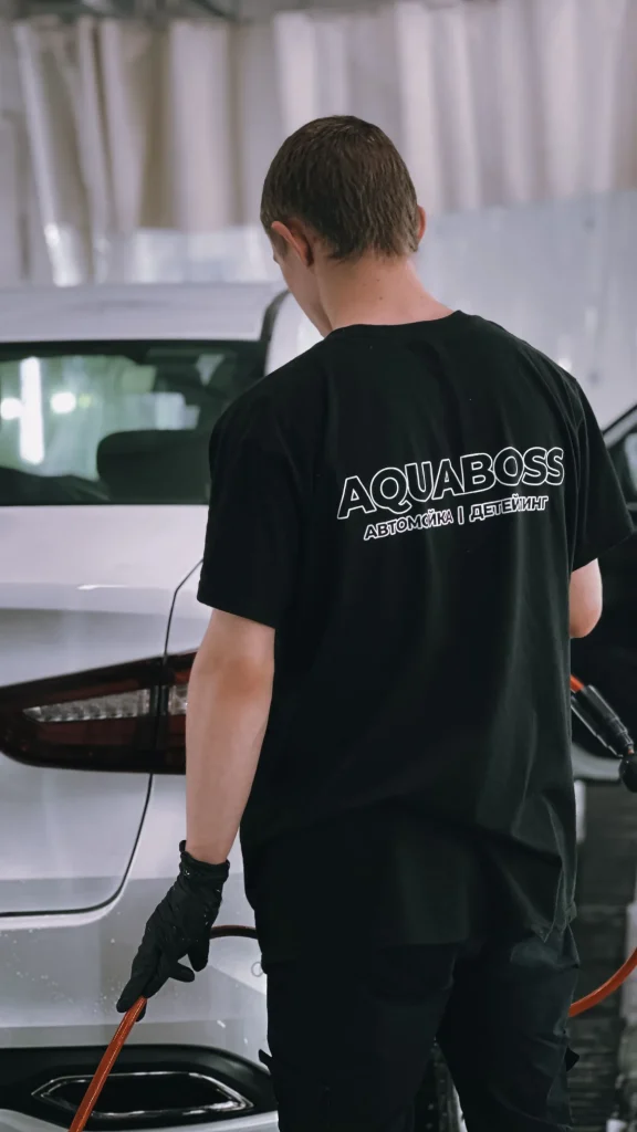 Proses cuci mobil di salon mobil