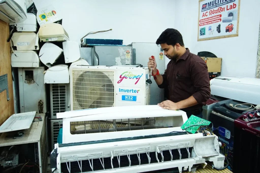 Teknisi melakukan servis AC