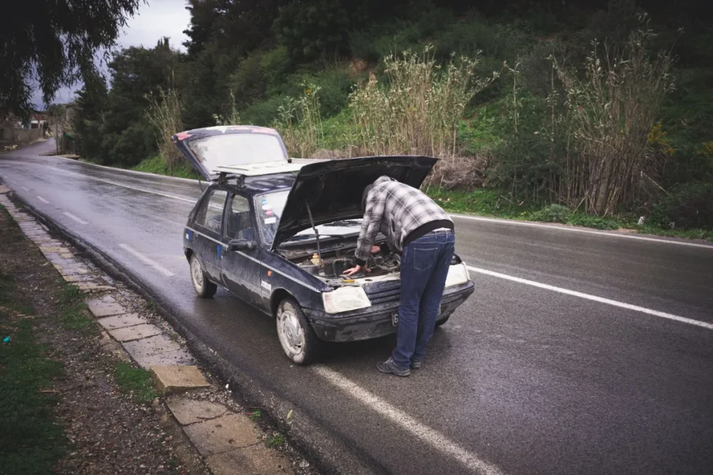 Mobil mogok di pinggir jalan menunggu jasa towing