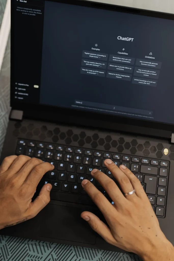 Prompt membuat website diketik di laptop dengan aplikasi AI