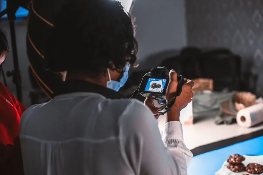 Fotografer mengambil foto produk di studio dengan pencahayaan softbox