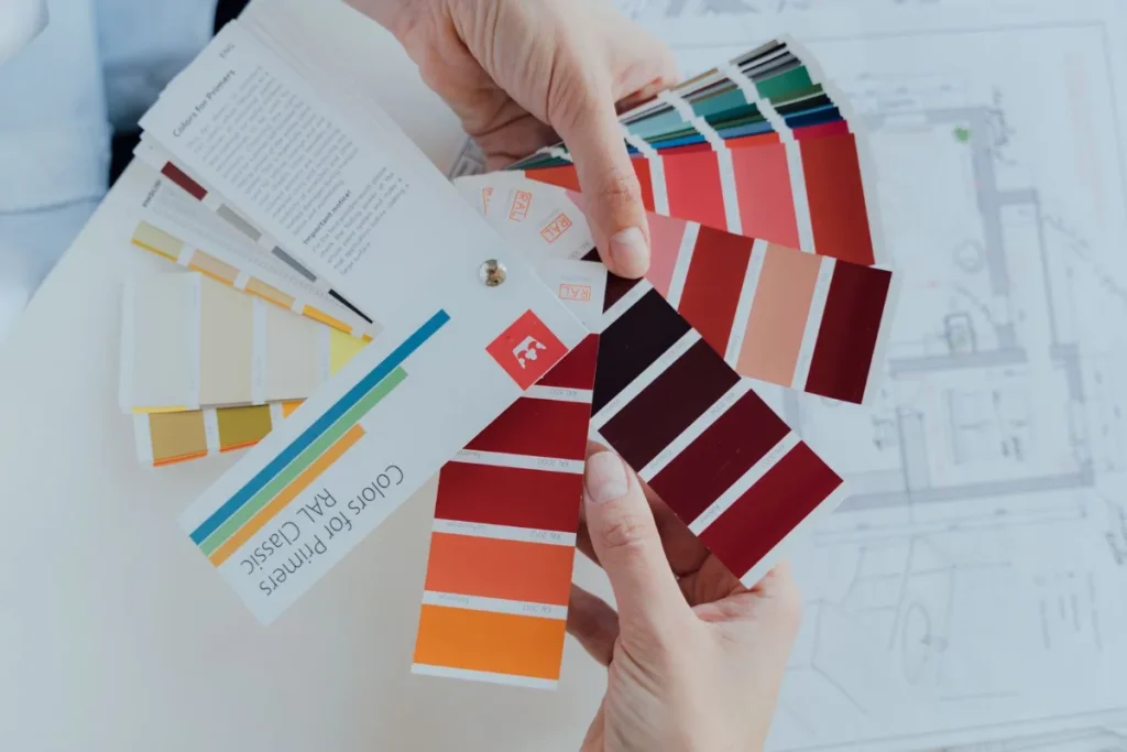 Desainer membandingkan pilihan warna website