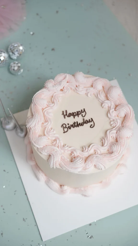 Kue ulang tahun di etalase bakery