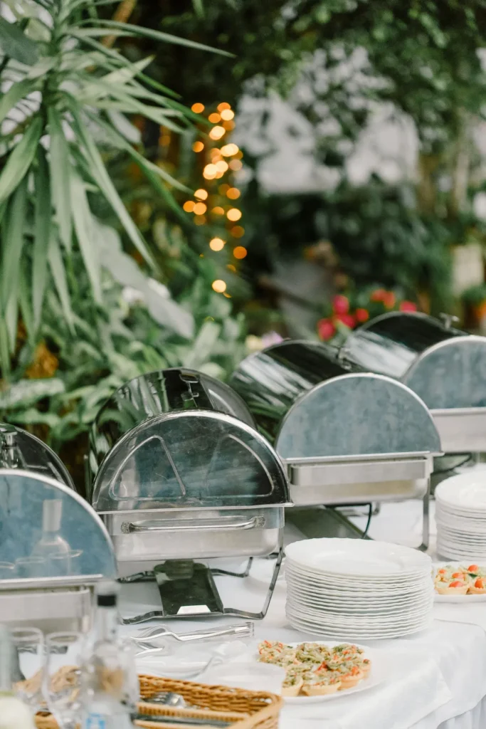 Hidangan prasmanan dari usaha catering