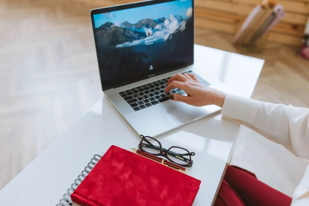Perencana acara menyusun jadwal event di laptop