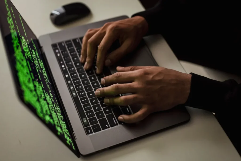 Ilustrasi serangan peretas pada website kena hack