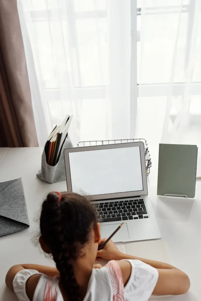 Belajar kursus online lewat laptop