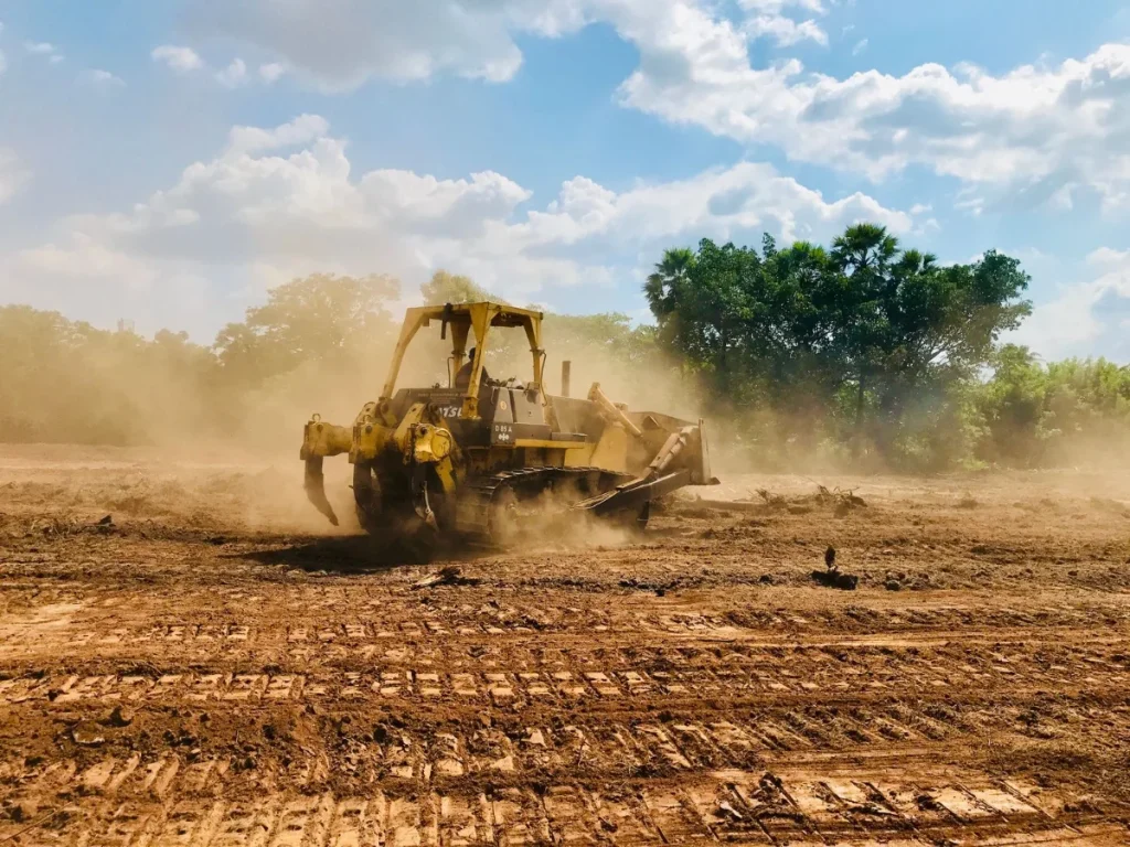 Bulldozer di lokasi proyek