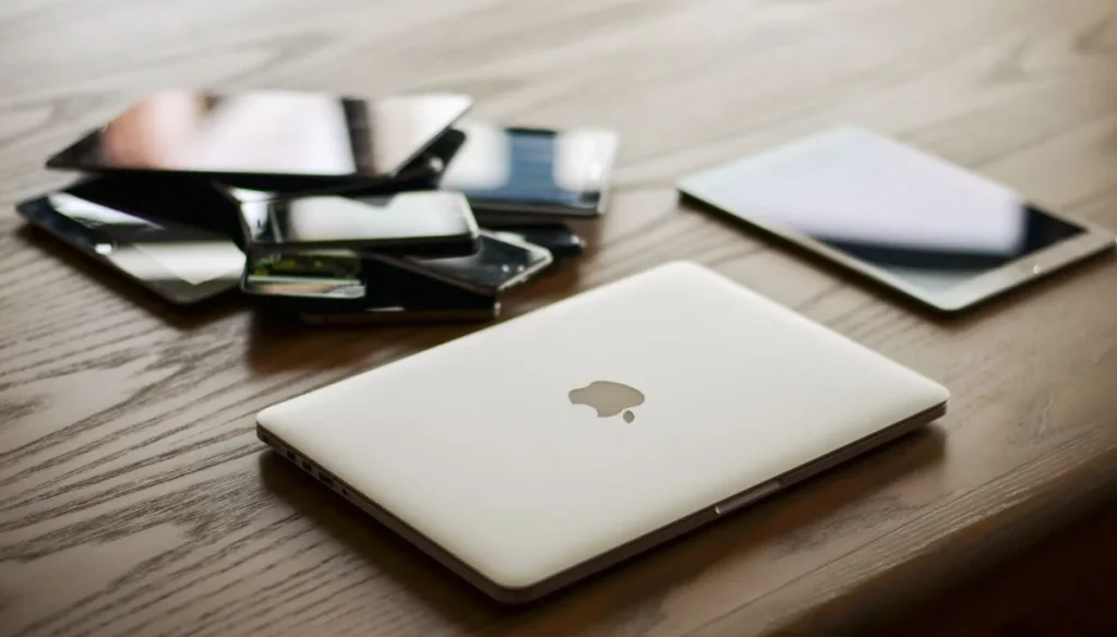 Laptop dan tablet untuk menguji website responsif