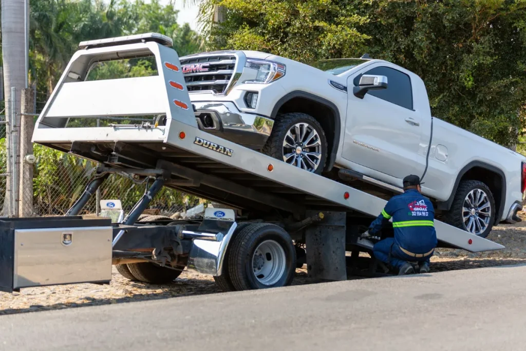 Truk towing siap mengangkut kendaraan